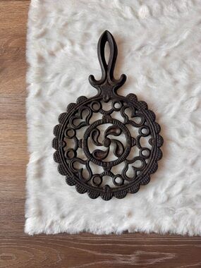 Antique cast iron trivet, beautiful detail Hearts fan scallop edges Wilton